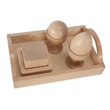 Dreidimensionale Kugel, Ei und Kubus auf einem Holztablet