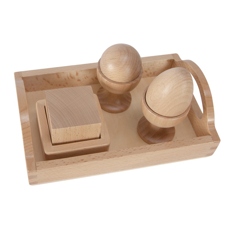 Dreidimensionale Kugel, Ei und Kubus auf einem Holztablet
