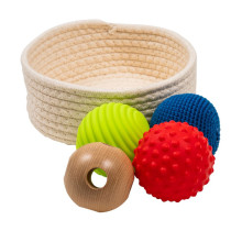 Korb mit Bällen