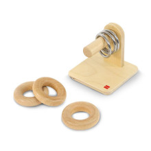 Holzringe und Metallringe auf einem Horizontalstift