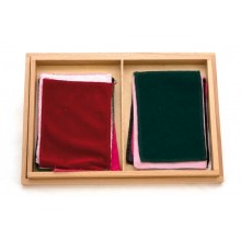 Kasten mit Stoffen