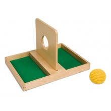 Briefkasten-Brett mit einem Ball