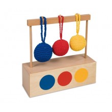 Kasten mit 3 gestrickten Bällen