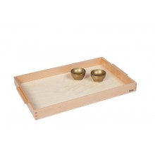 Holztablett mit zwei goldenen Holzschälchen