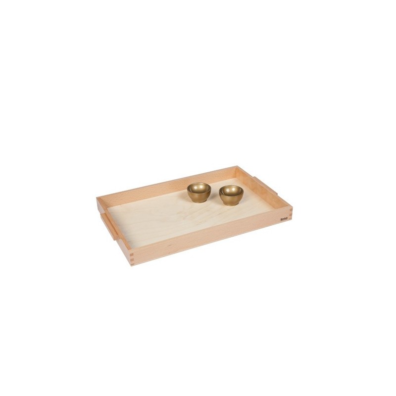 Holztablett mit zwei goldenen Holzschälchen