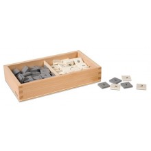 Kasten mit grauen und weißen Marken
